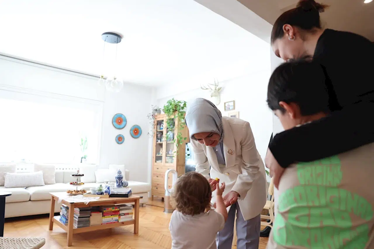 Bakan Göktaş'tan koruyucu aile ziyareti