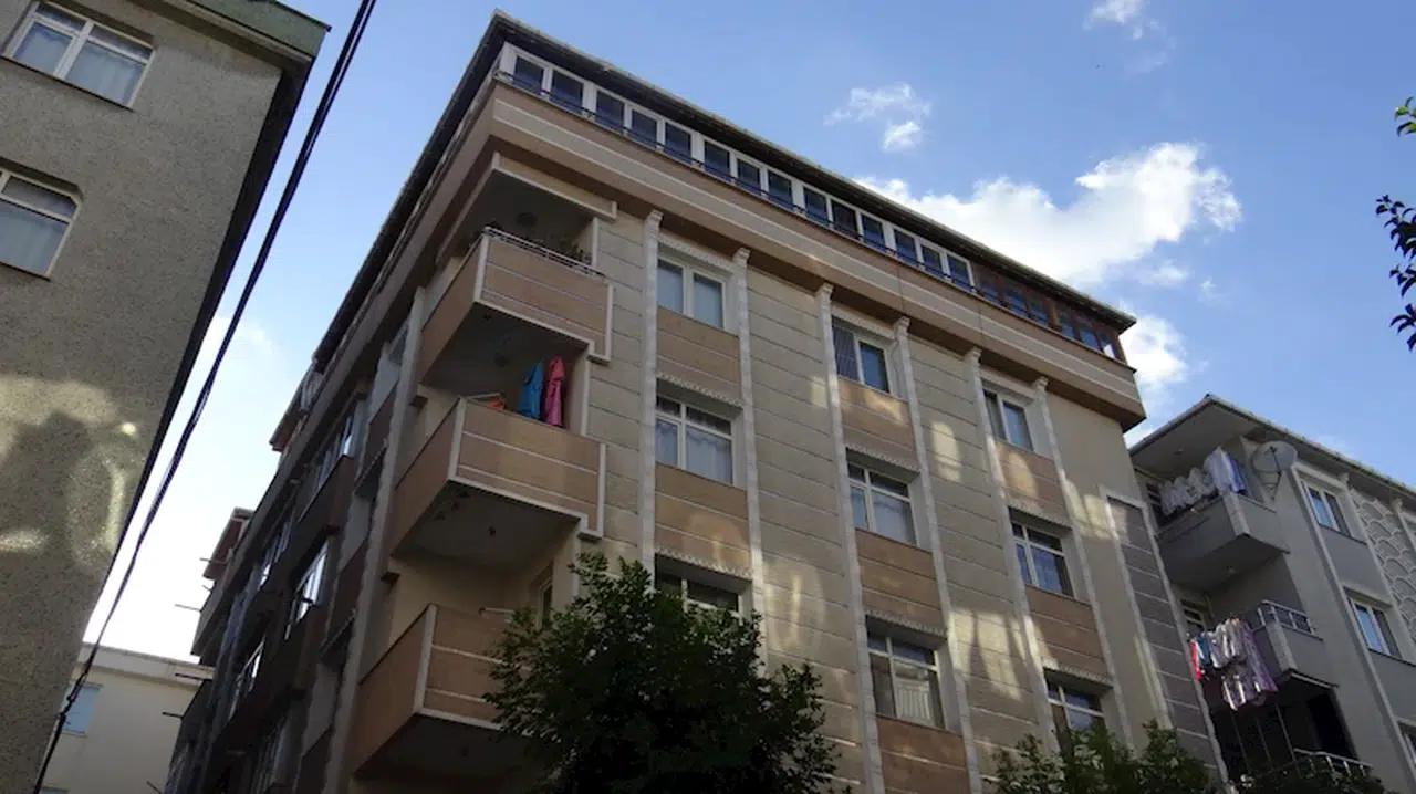 İstanbul- Avcılar'da kolonlarında çatlaklar olan binada oturmaya devam ediyorlar 