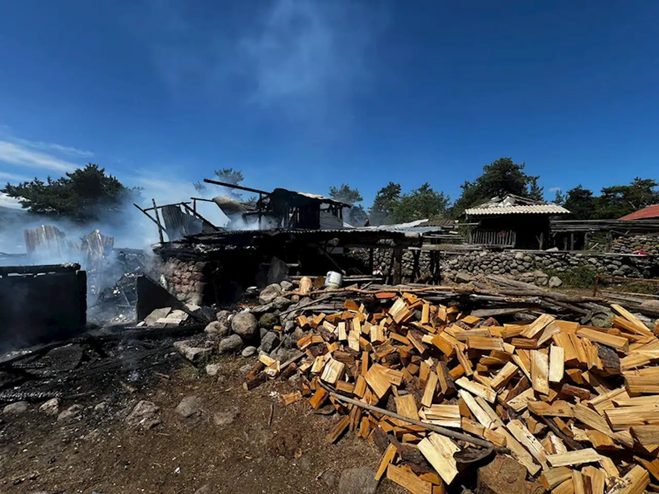 Bolu'da çıkan yangında ahşap ev kullanılamaz hale geldi