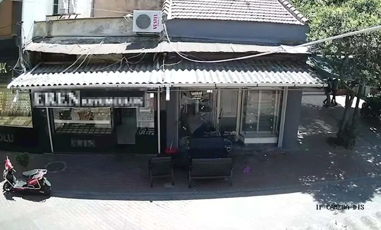 Sürücüsünün fenalaştığı motosikletin kuyumcu dükkanına girdiği kaza kamerada 
