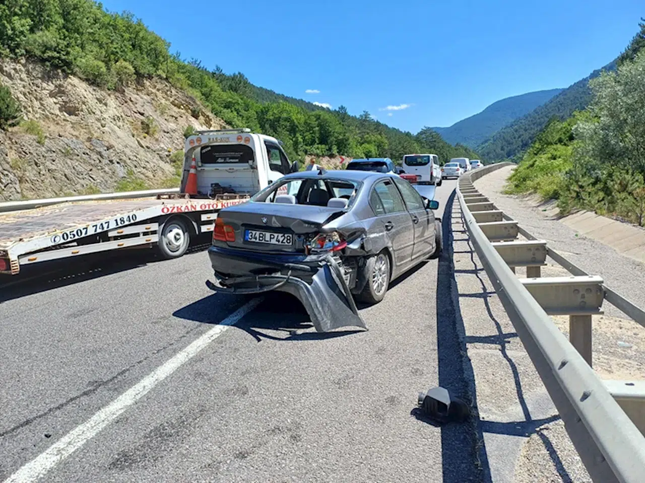 Bolu'da bariyere çarpan otomobildeki 2 kişi yaralandı