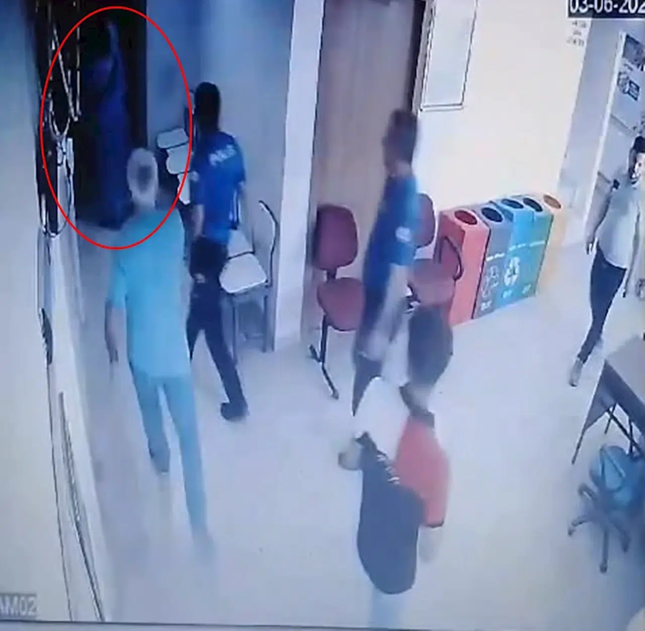 Elazığ'da hasta yakını, ilaç yazmayan doktoru darbetti