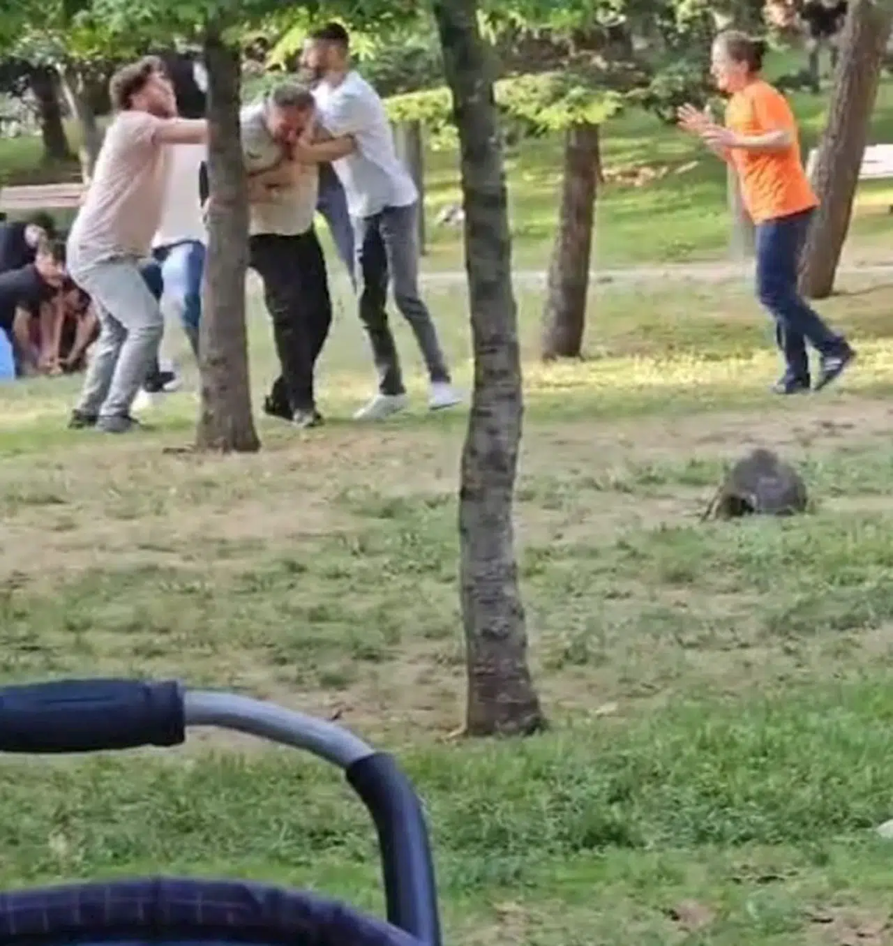 İstanbul- Sultangazi'de parkta ailesinin yanında önce darbedildi, sonra silahla vuruldu