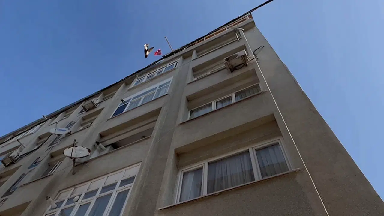 İstanbul - Küçükçekmece'de çöken binanın bulunduğu cadde trafiğe açıldı 