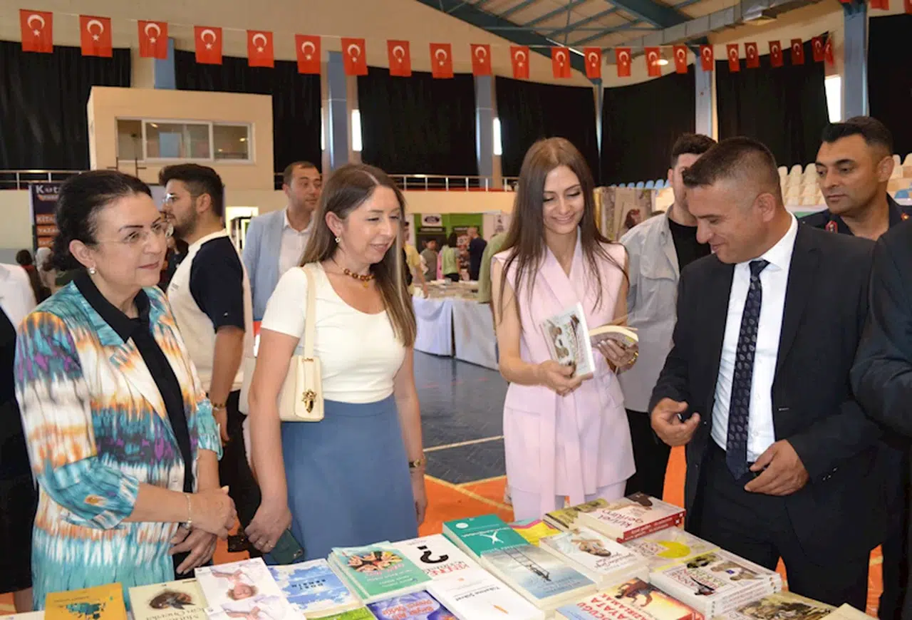 Korkuteli Eğitim Şenliği'nde kitap fuarı açıldı