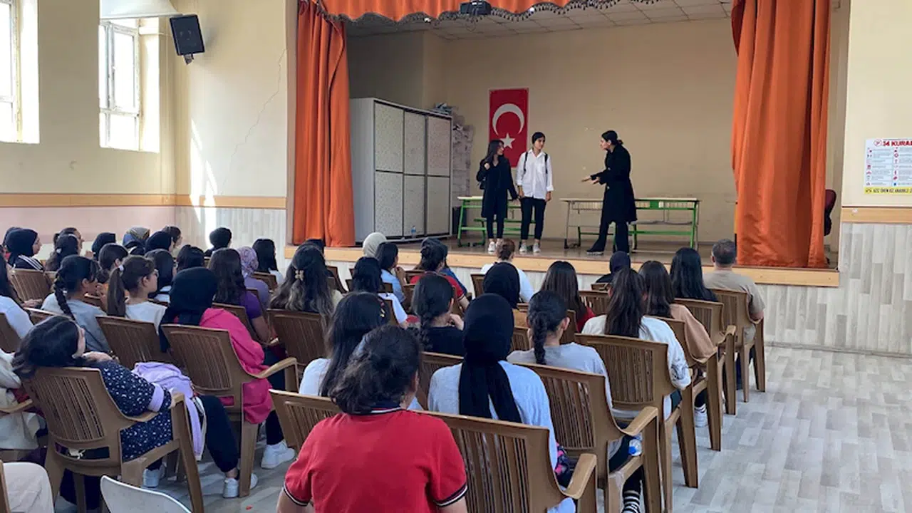 Mardin’de kız öğrenciler için tiyatro kursu