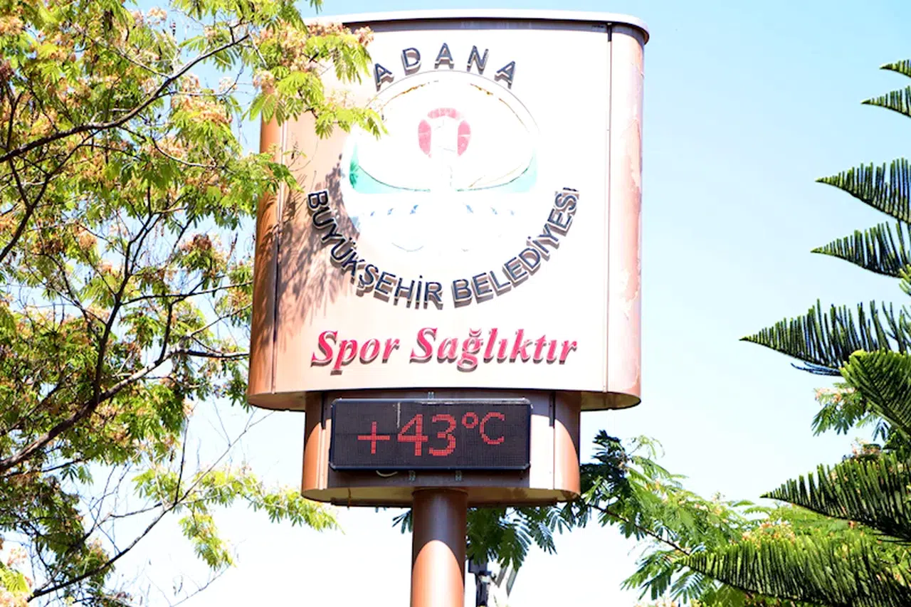 Adana'da termometreler 43 dereceyi gösterdi; sıcaktan bunalanlar parklara akın etti