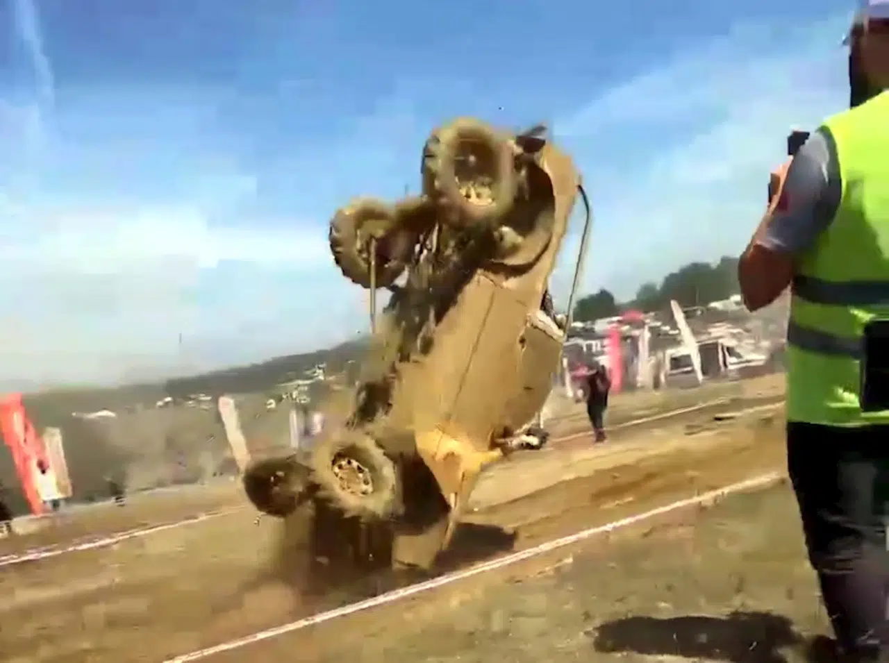 Off-road aracı yarışta takla attı