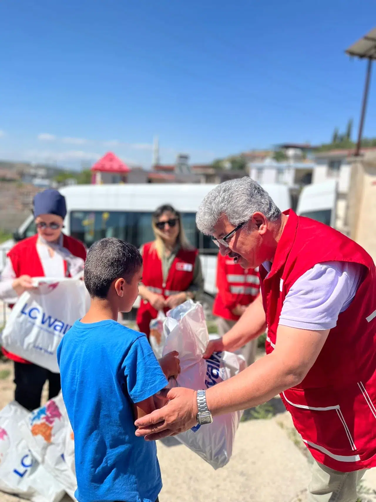Türk Kızılay Bolu Şubesi gönüllüleri, Hatay'da depremzede çocuklara bayramlık dağıttı