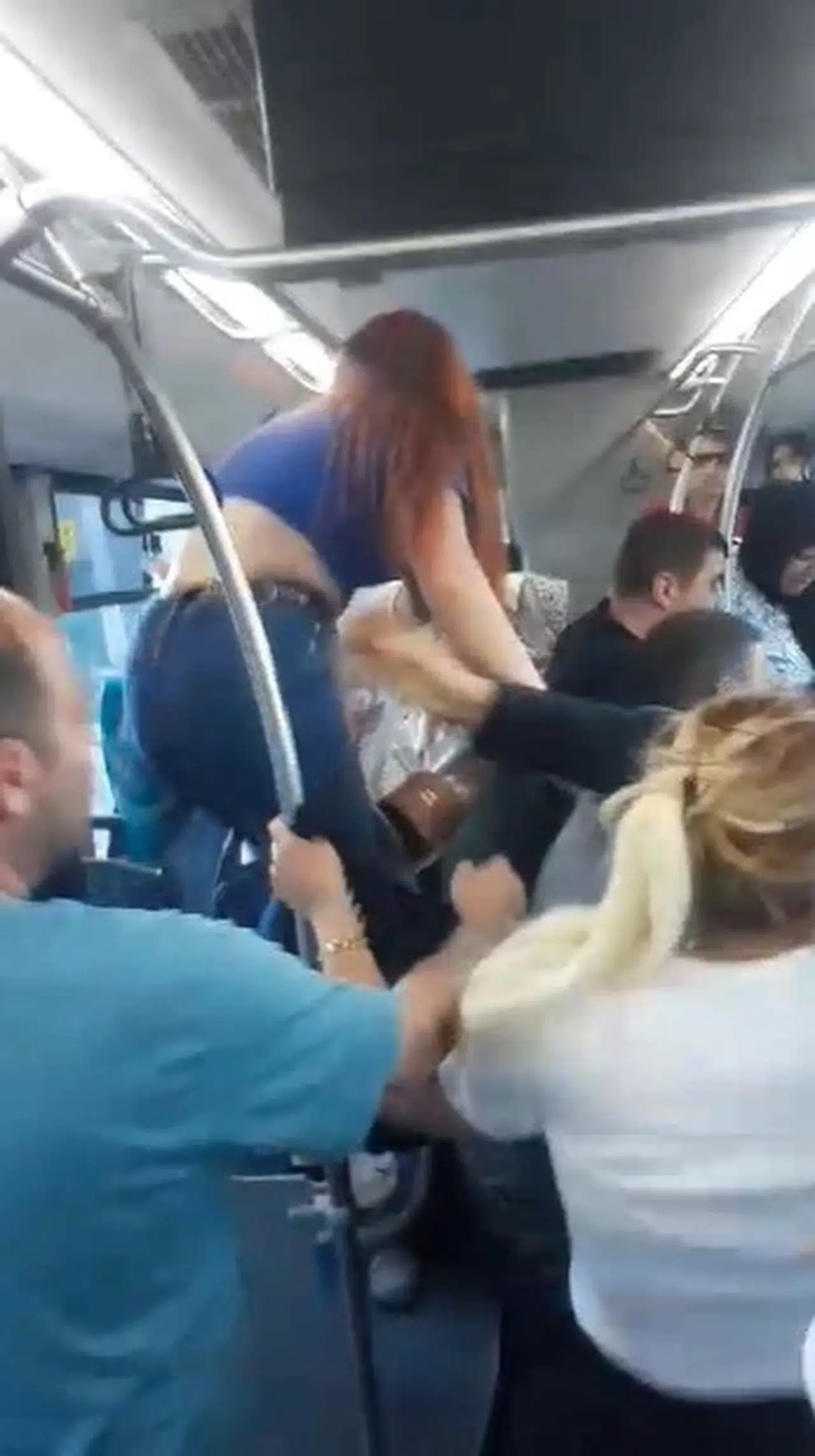 Elazığ'da belediye otobüsünde yolcular arasında kavga kamerada