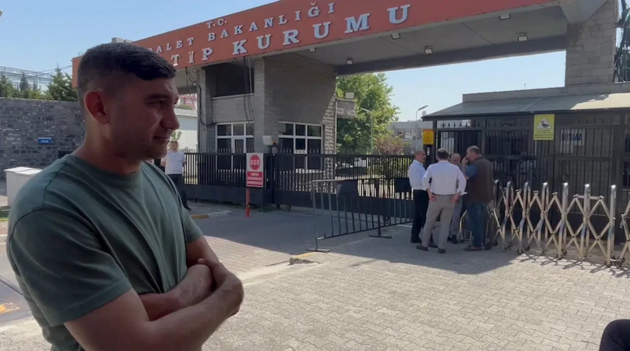 İstanbul - Küçükçekmece'de çöken binada ölen Dovletyar Charyyev ailesi Adli Tıp Kurumu'na geldi (Ölenin fotoğrafıyla) 