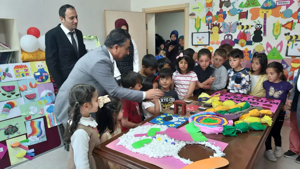 Mutlu İlkokulu'ndan Renkli Bir Sergi: Öğrencilerin Sanat Dolu Dünyası