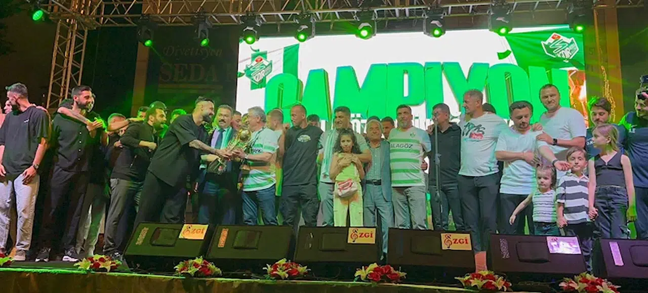 Iğdır Futbol Kulübü'nün 1'inci Lig'e yükselmesi şehirde coşkuyla kutlandı