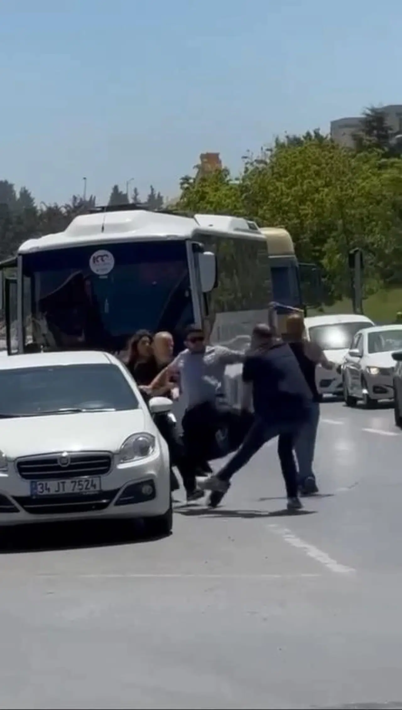 İstanbul - Küçükçekmece'de sürücülerin coplu tekmeli yol kavgası 