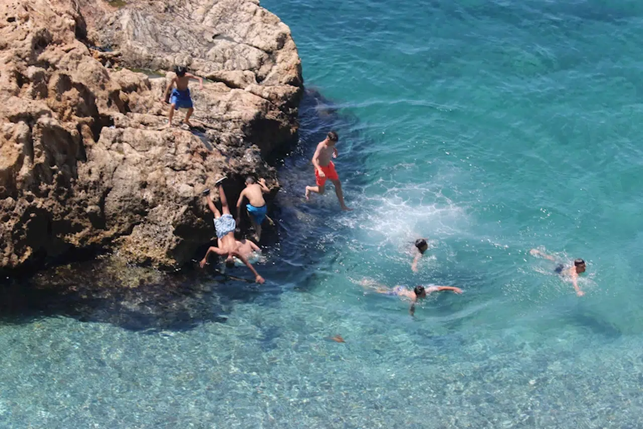 Antalya'da termometreler 41 dereceyi gördü; sahil doldu