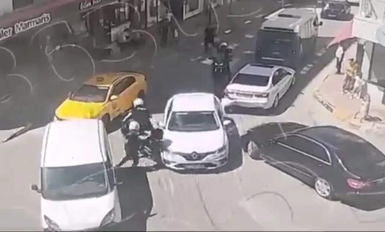 Sürücüsünün ‘Dur’ ihtarına uymadığı otomobilin çarptığı polis yaralandı; olay kamerada