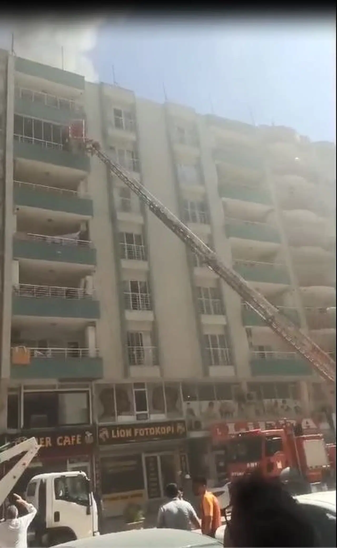 Mardin’de 7 katlı binanın çatı katında yangın