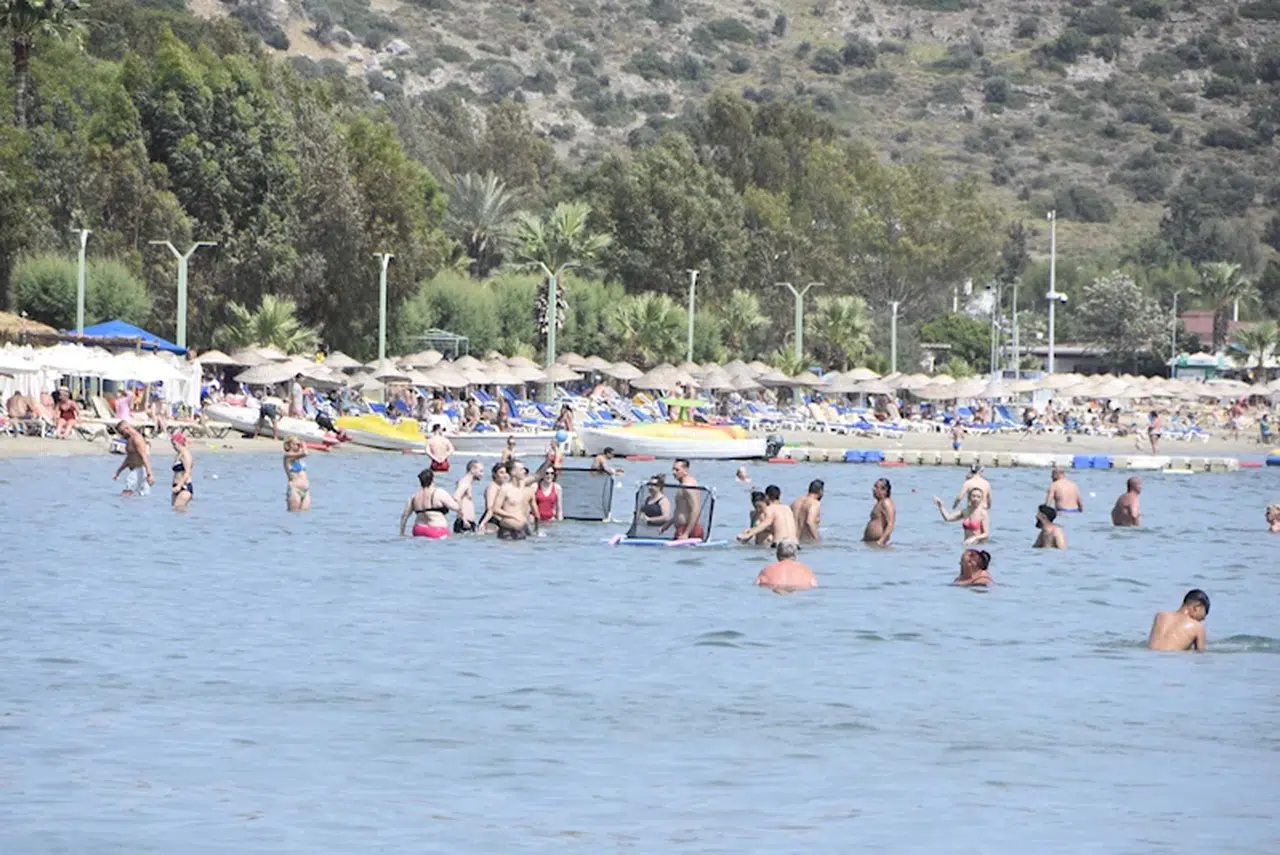 Bodrum'da hava sıcaklığı 38 dereceyi gördü, turistler sahile akın etti