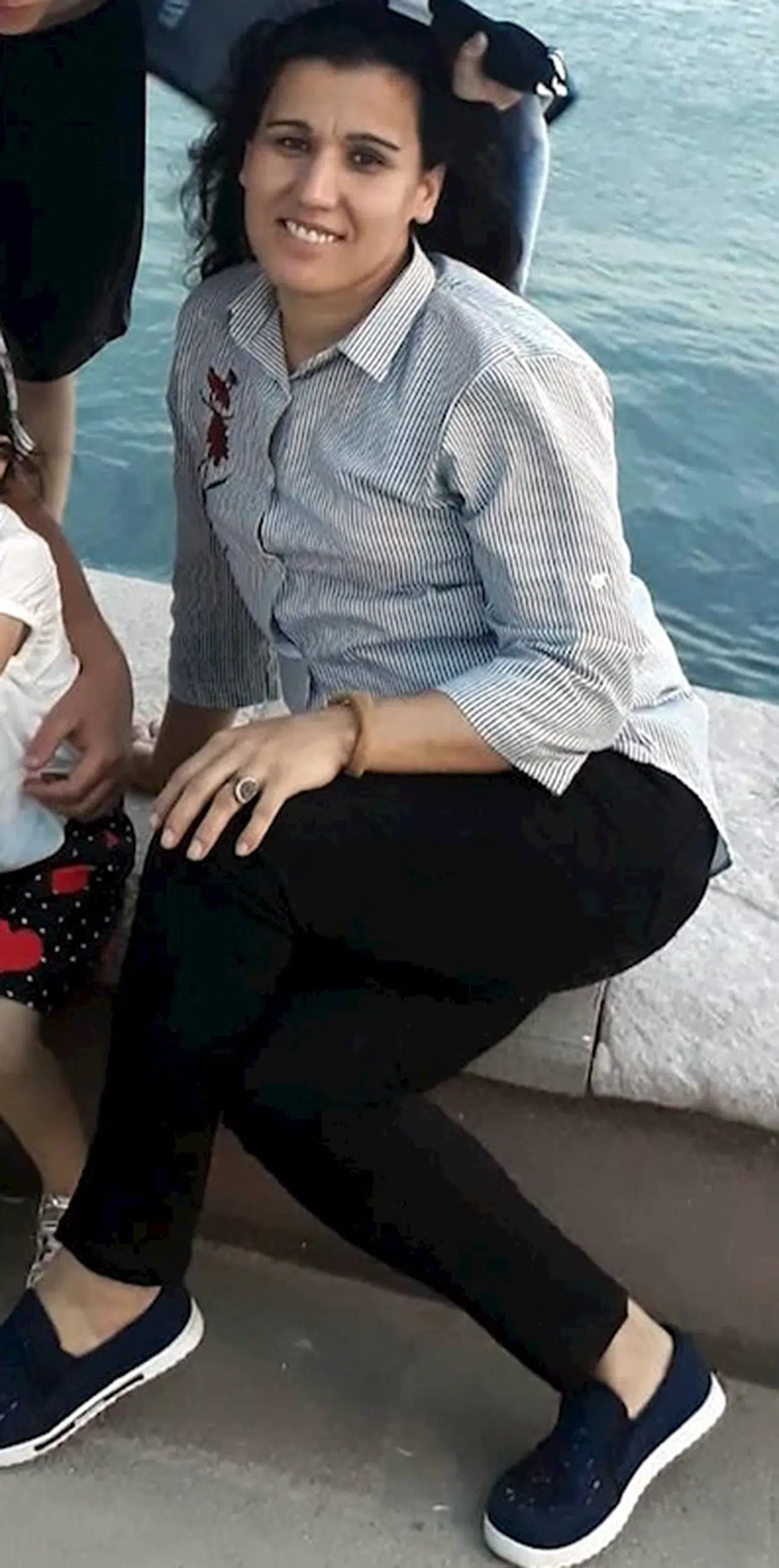 Evinin pencerelerini silerken 3'üncü kattan düşen kadın öldü