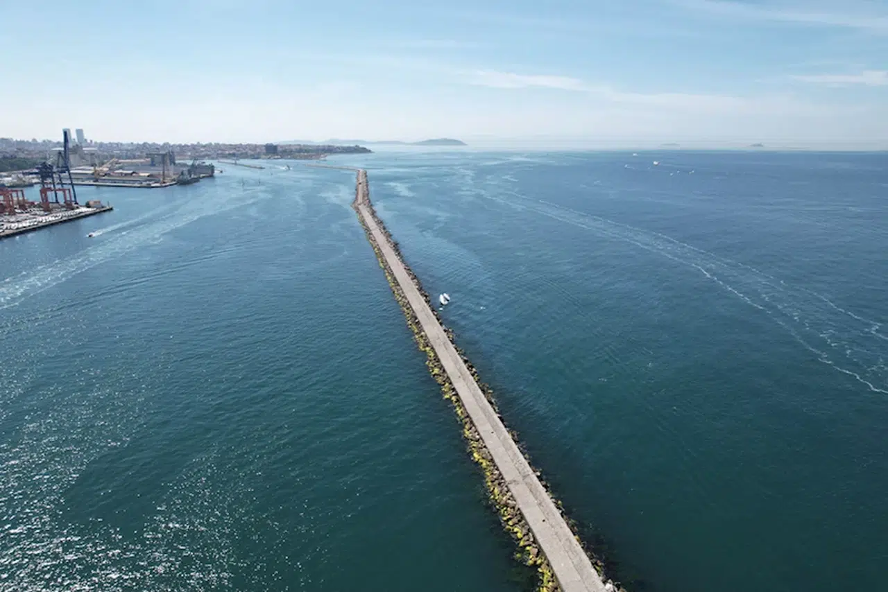 İstanbul- Kadıköy'de 10 kişinin kurtarıldığı tekne havadan görüntülendi