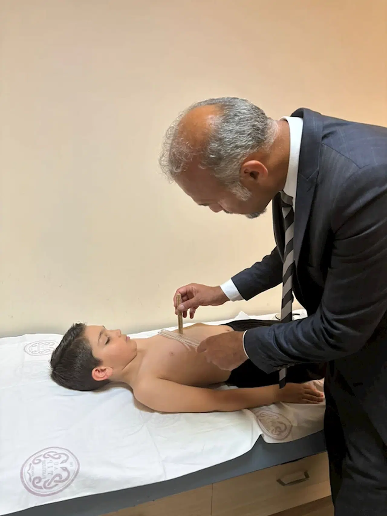 Erken teşhis edilen çökük, göğüsten vakum tedavisiyle kurtuldu