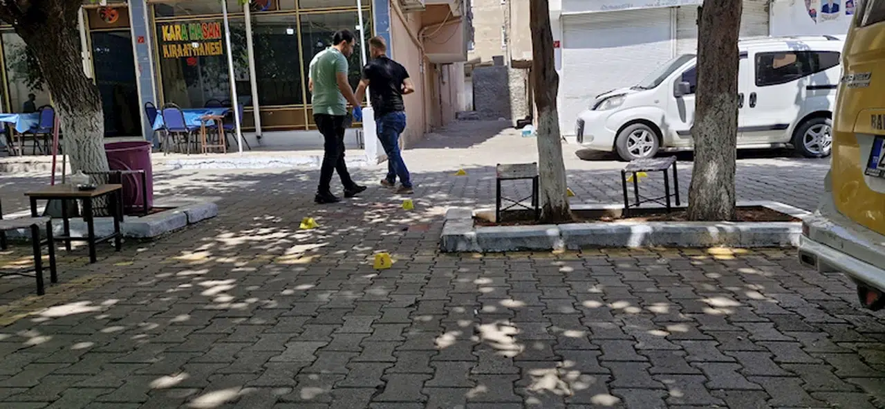 Kıraathane önünde, husumetlisi tarafından tabanca ile vuruldu