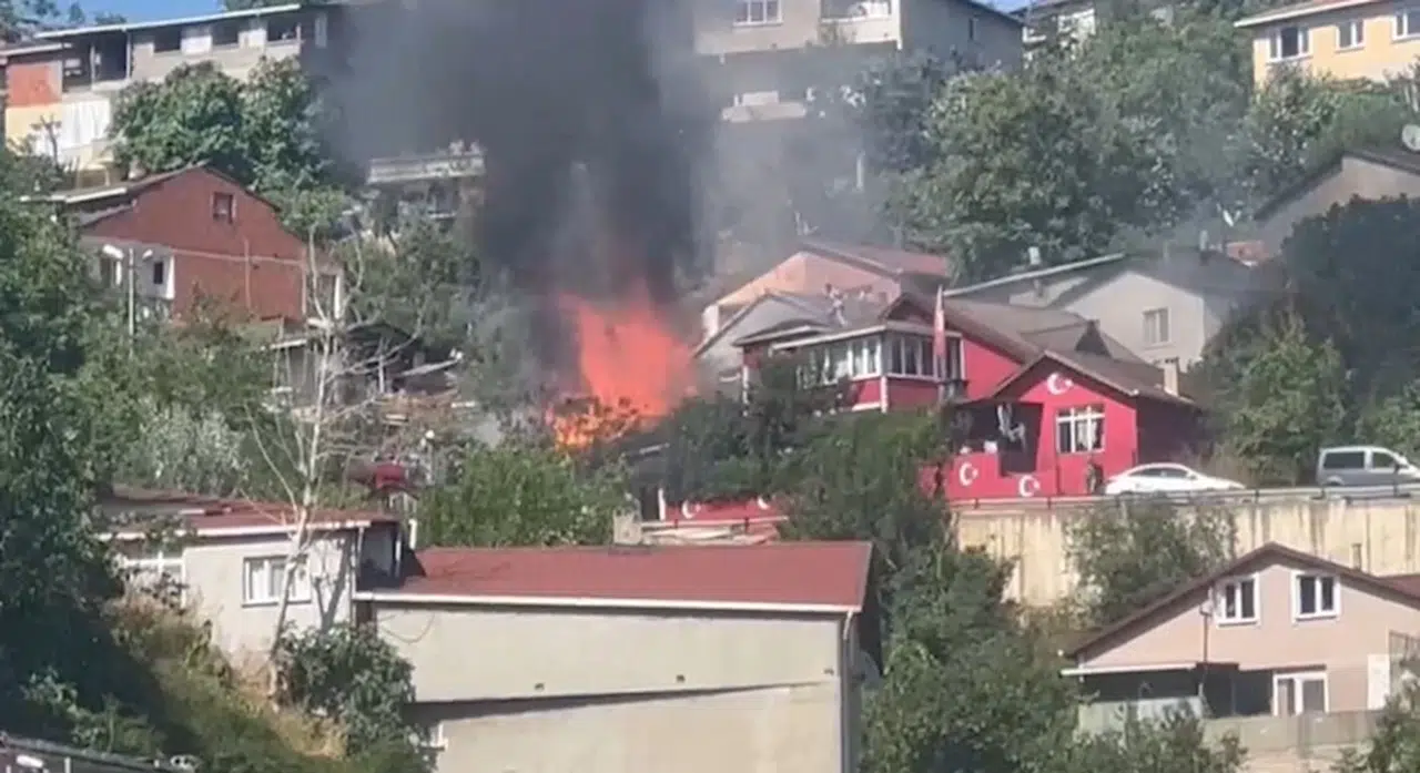 İstanbul-Beykoz'da gecekondu alev alev yandı