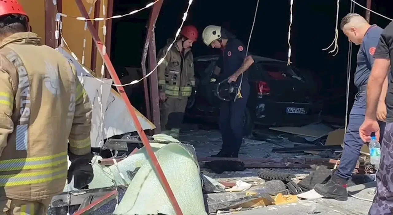 İstanbul - Bakırköy'de direksiyon hakimiyetini kaybeden sürücü otomobiliyle gece kulübüne daldı