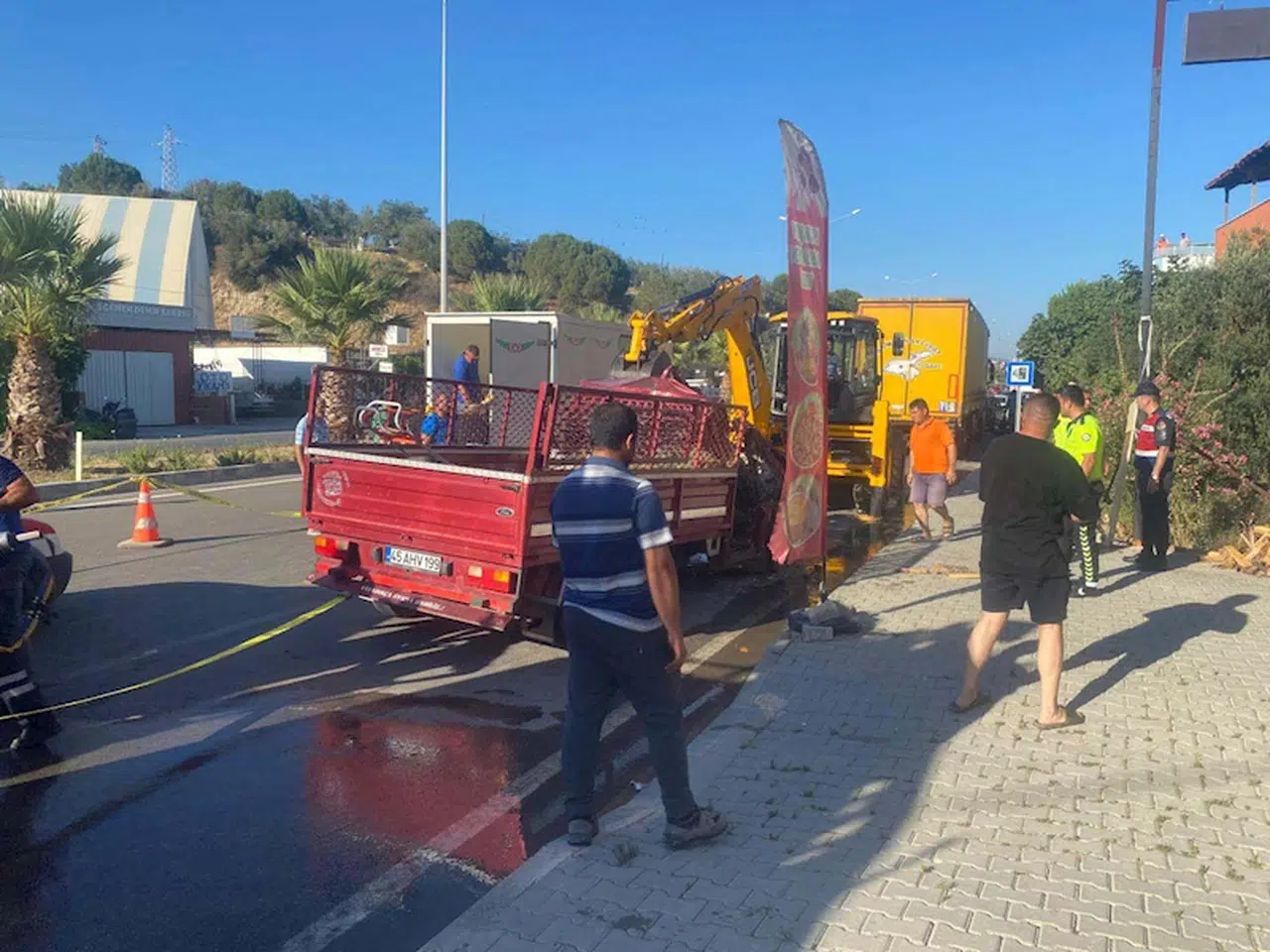 Çanakkale'de kamyonet, TIR'a arkadan çarptı: 2 ölü