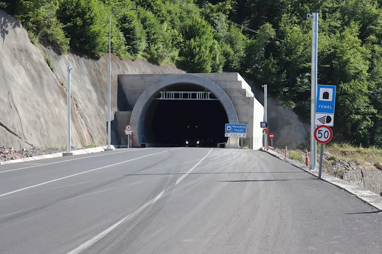 Ordu'da yıldırım düşmesi sonucu 3 tünel karanlıkta kaldı
