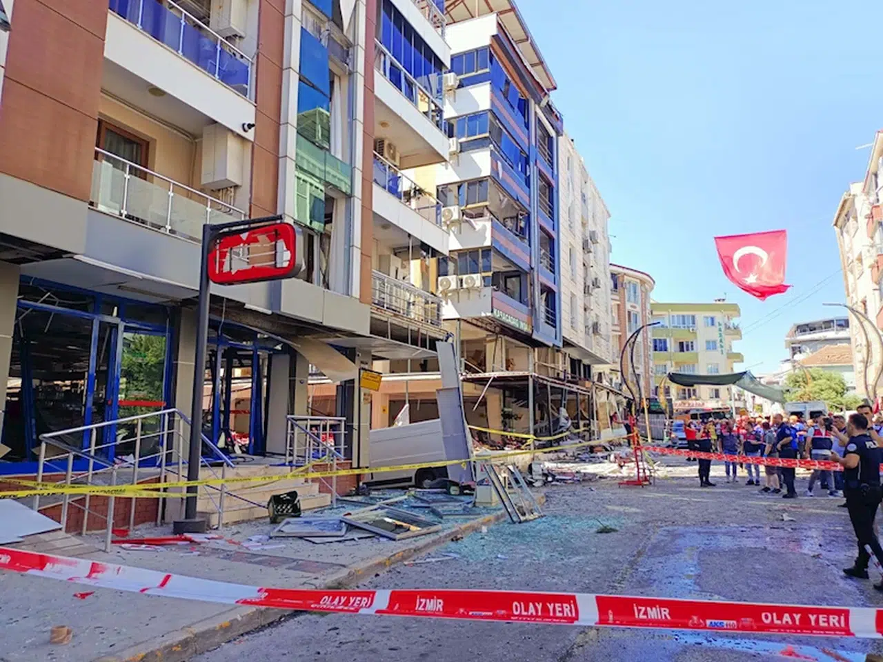 İzmir'de unlu mamuller işletmesinde patlama; 4 ölü (2)