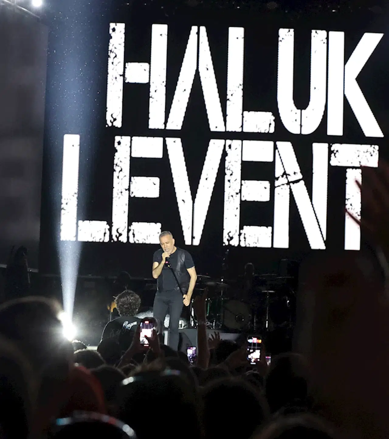 Şarkıcı Haluk Levent Trabzon'da konser verdi