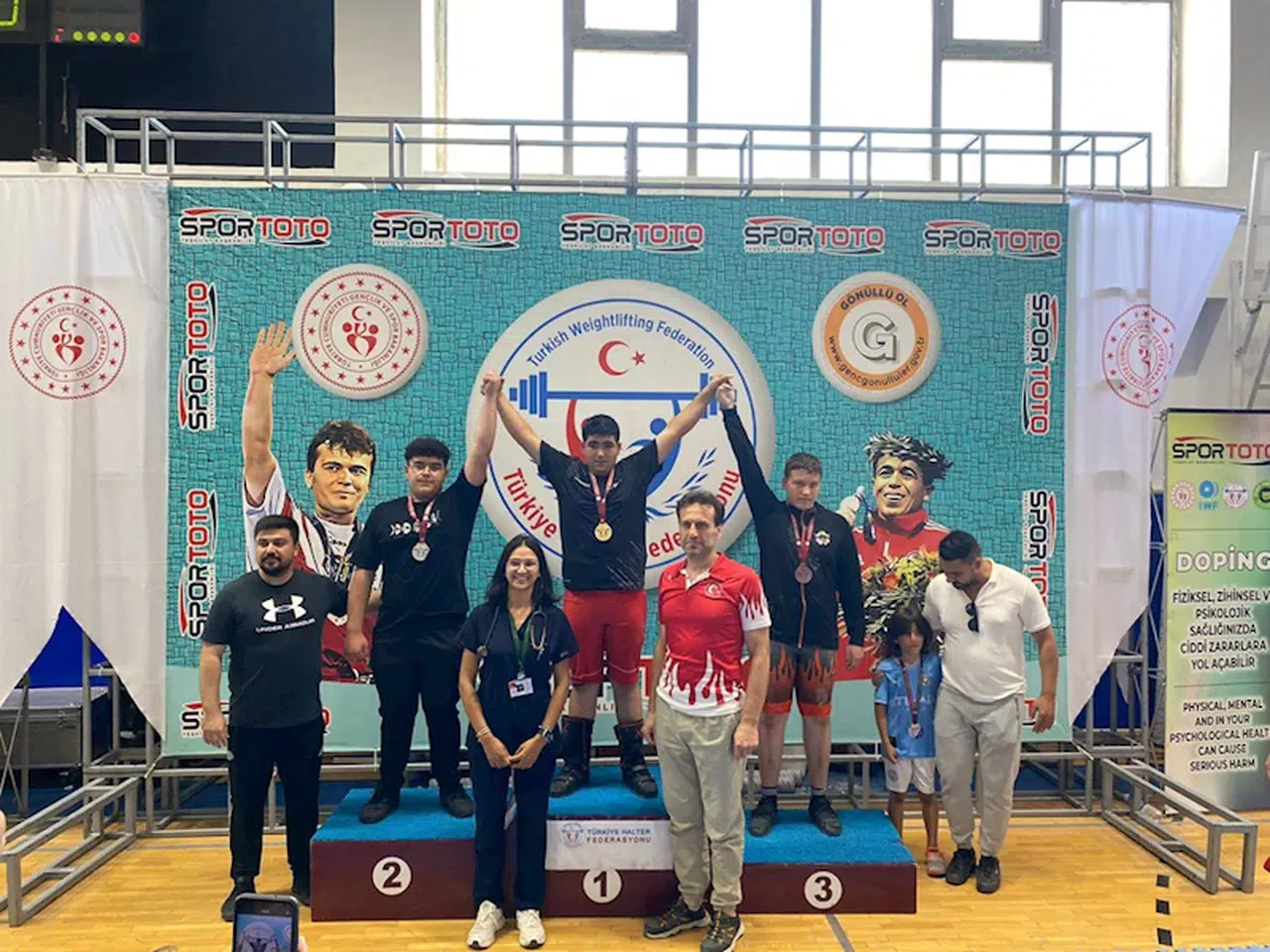 Bolu'da düzenlenen Minikler ve 15 Yaş Altı Ferdi Türkiye Halter Şampiyonası sona erdi