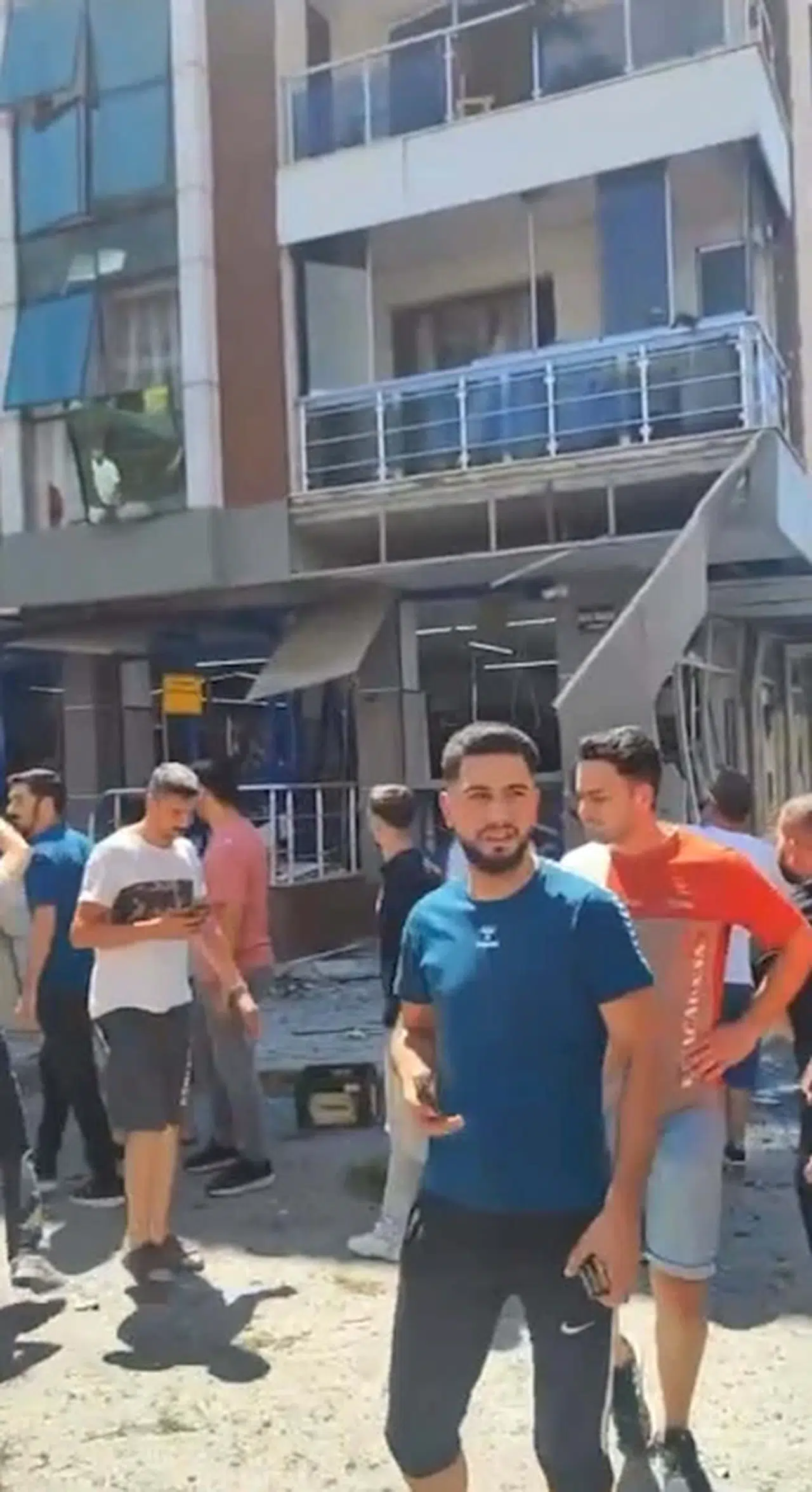 İzmir'de unlu mamuller işletmesinde patlama;  yaralılar var