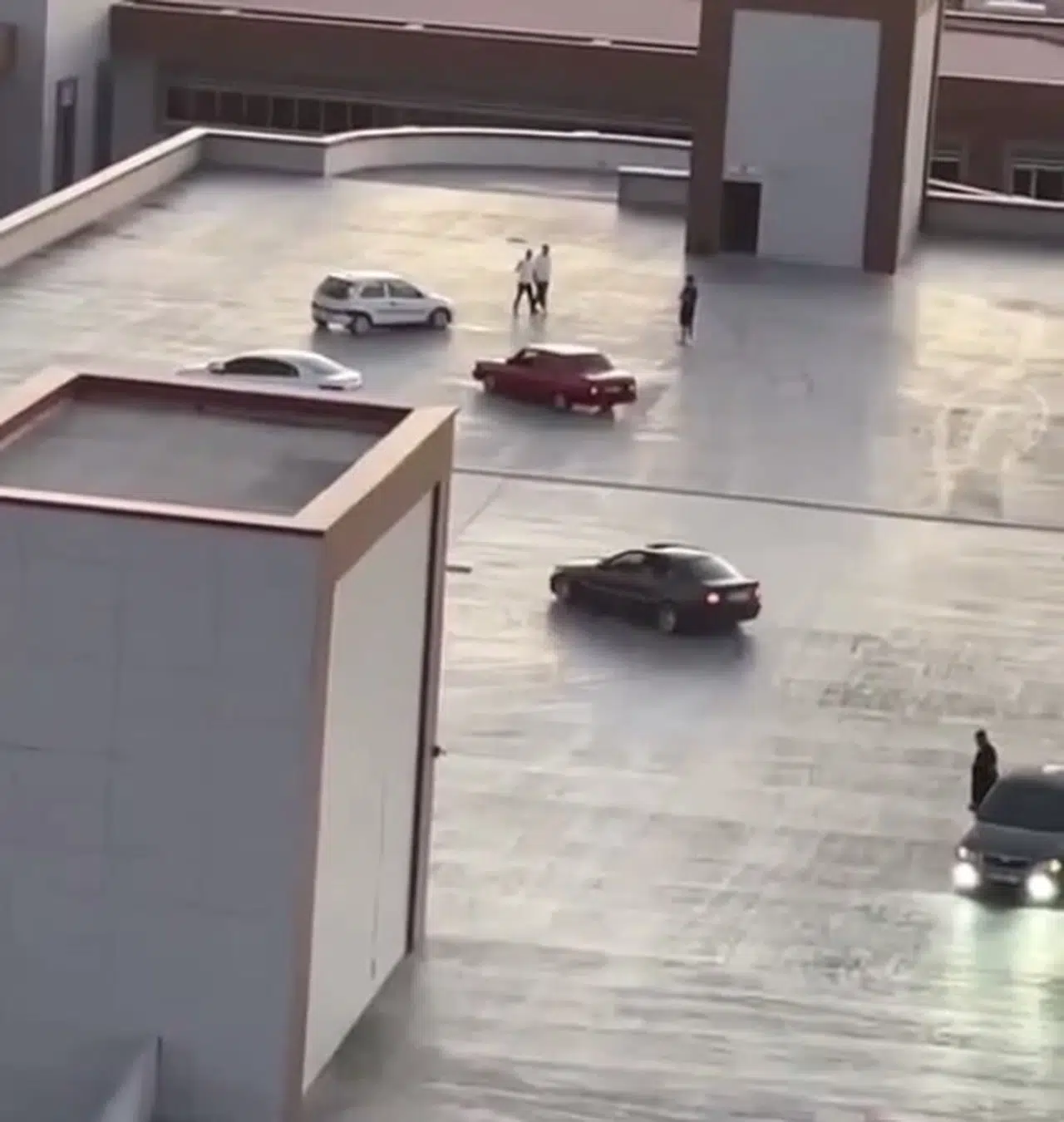 Ankara'da hastane otoparkında drift yaptı; o anlar kamerada