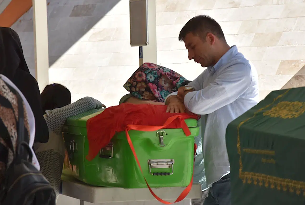 Anaokulunda hayatını kaybeden kızları Asel'in tabutunun başında gözyaşı döktüler