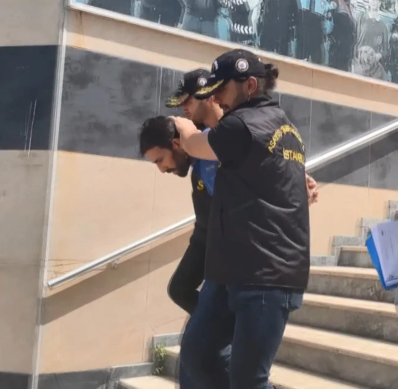 İstanbul - Arnavutköy'de ağabeyini bıçakla öldüren şüpheli adliyeye sevk edildi