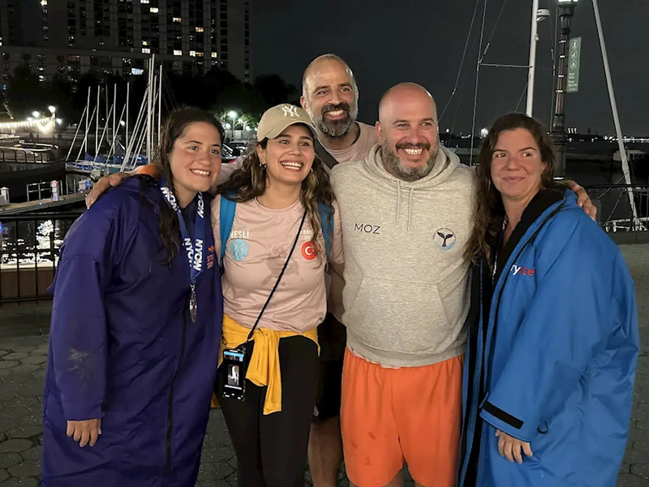 Aysu Türkoğlu ve Yasemin Altıntaş  “20 Bridges Swim" yüzüşünü tamamladı