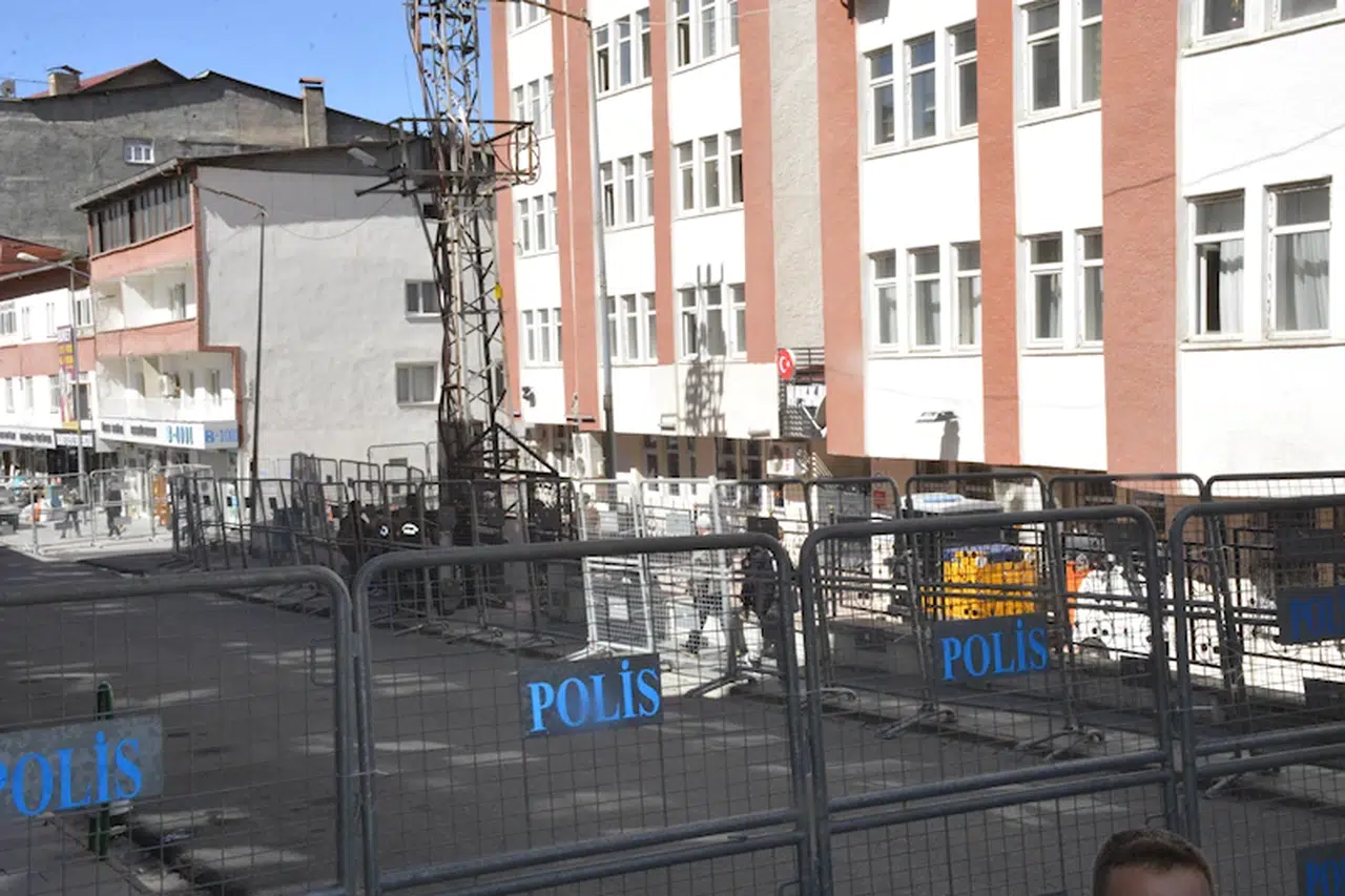 Hakkari'de DEM Parti'li milletvekilleri oturma eylemine devam ediyor