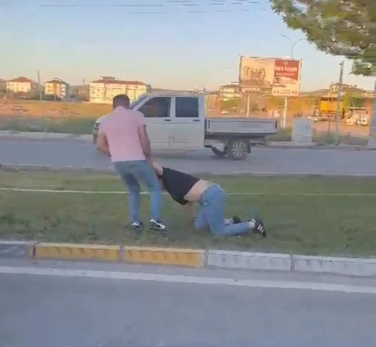 Eski eşini yerde sürükledi