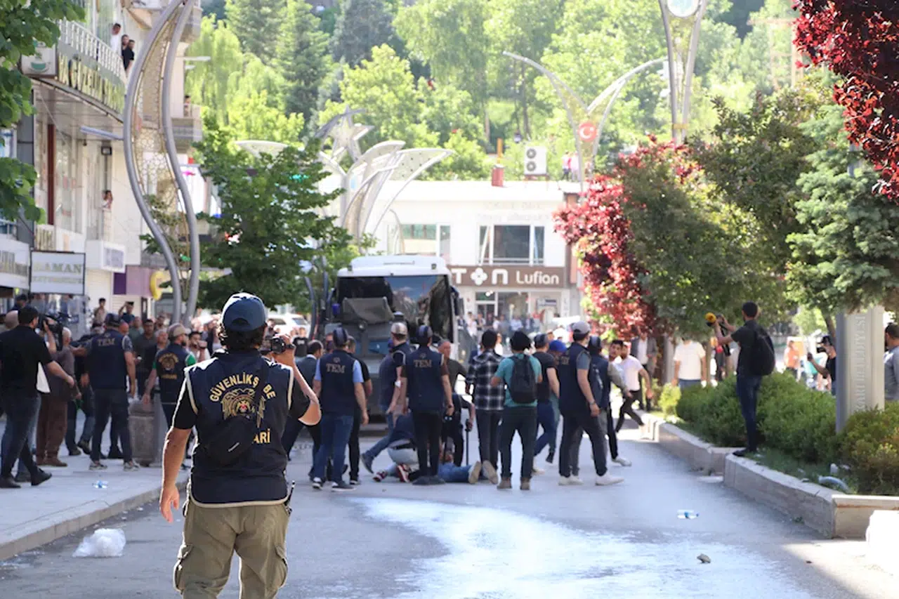 Hakkari'de DEM Parti'li milletvekilleri oturma eylemine devam ediyor; yürüyüşe müdahale (3)