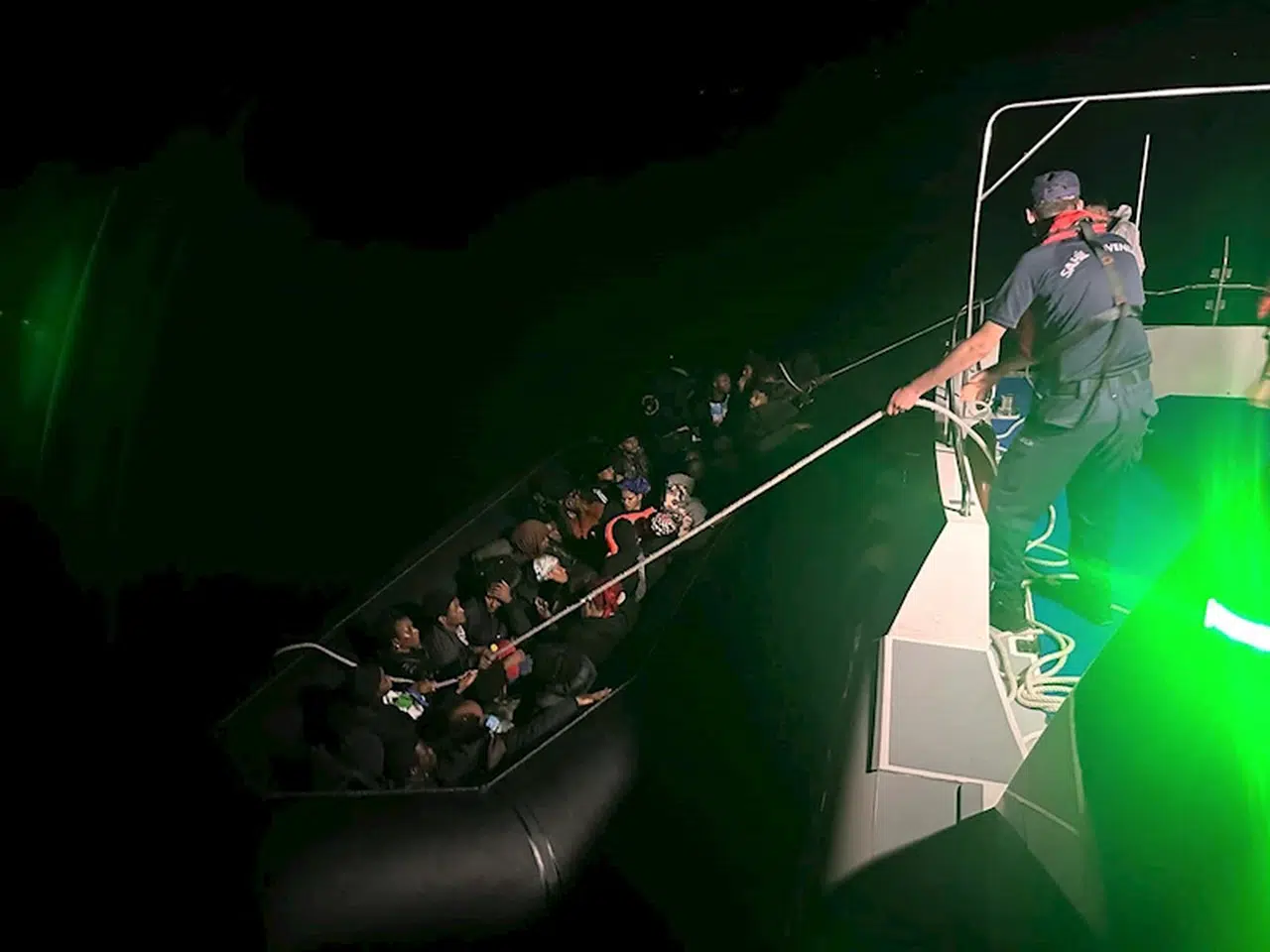 İzmir açıklarında 41 düzensiz göçmen yakalandı, 57 düzensiz göçmen kurtarıldı