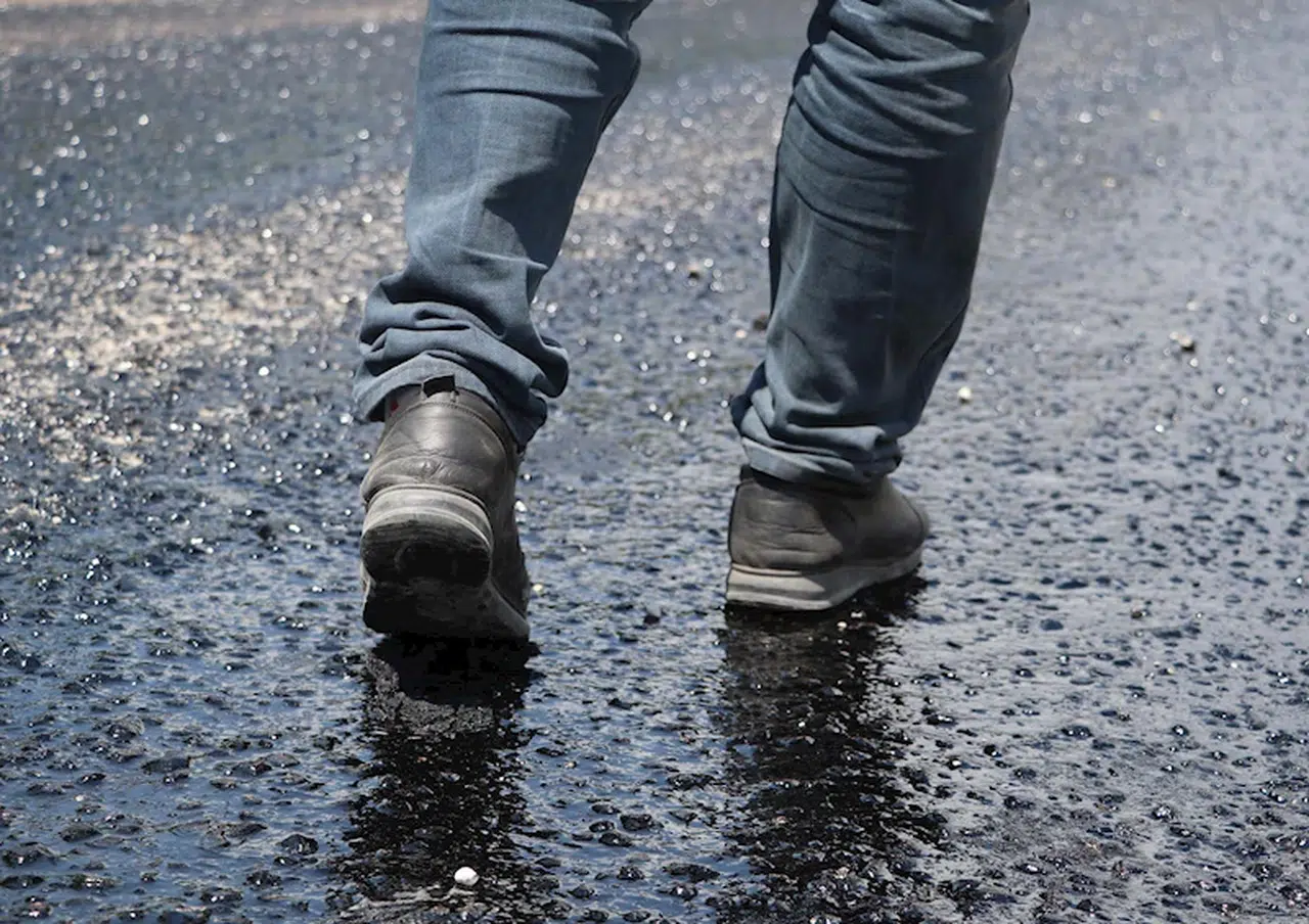 Denizli'de 40 derece sıcakta asfalt eridi