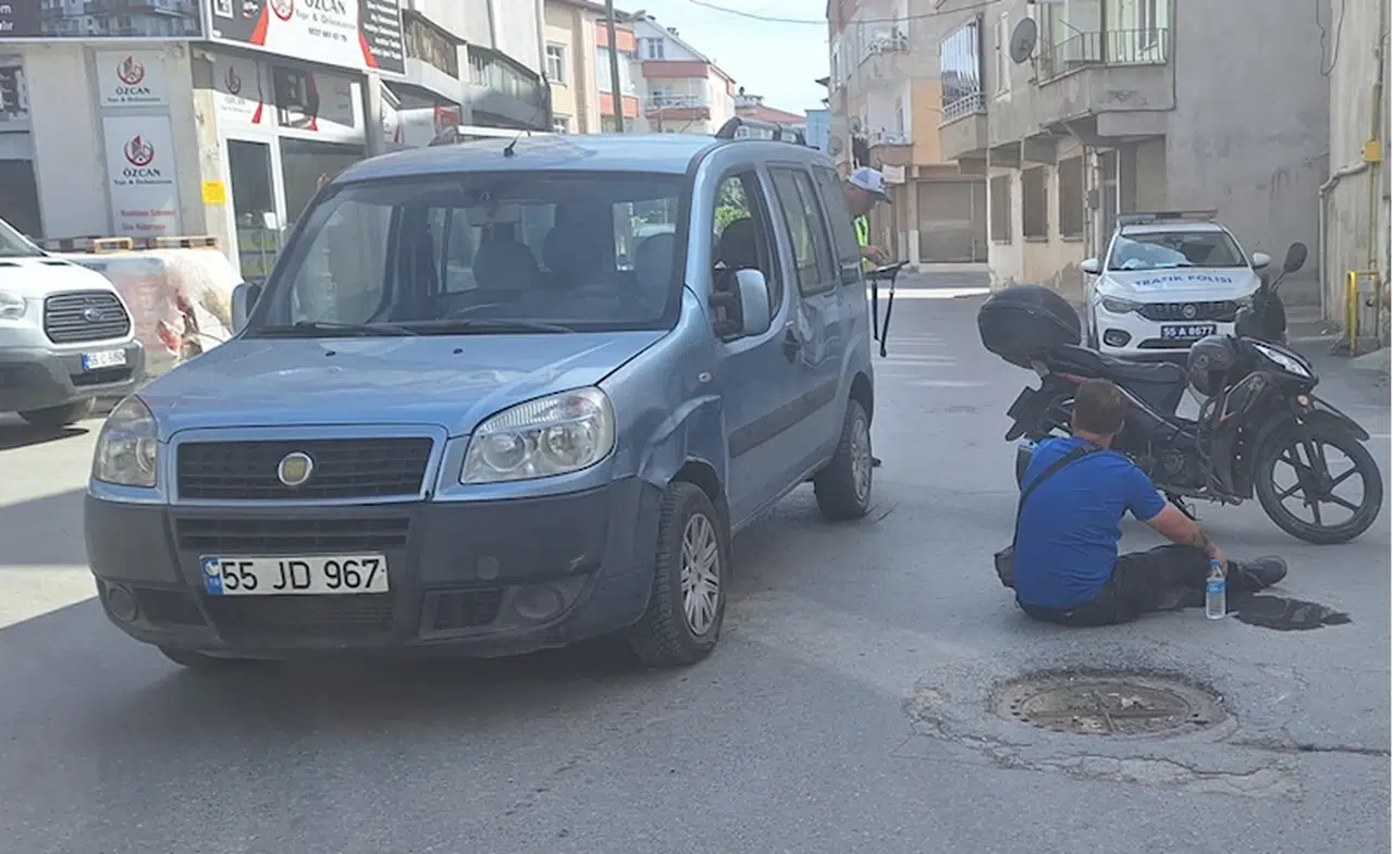 Samsun'da hafif ticari araçla çarpışan motosiklet sürücüsü yaralandı