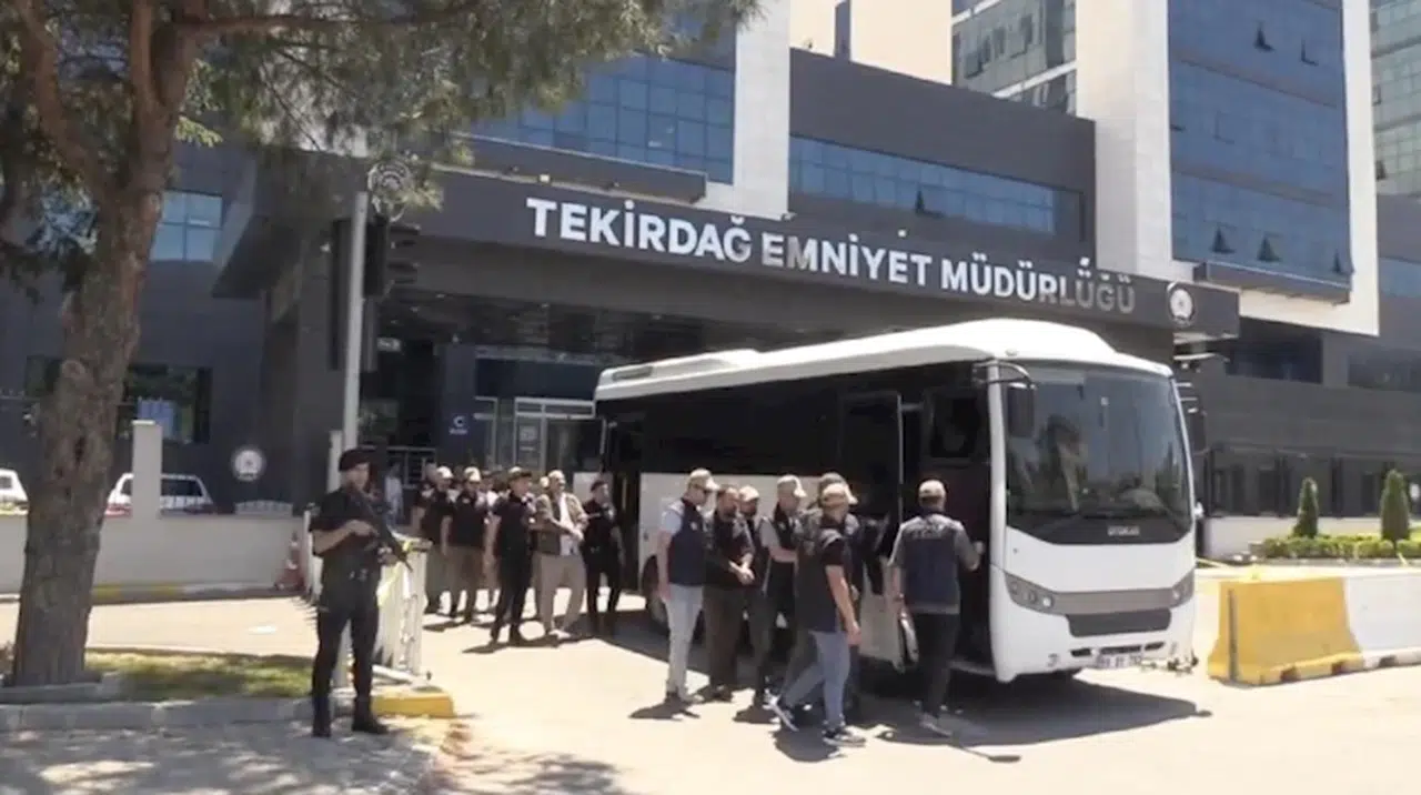 FETÖ'den yargılanırken yurt dışına kaçmaya çalışan meslekten ihraç 4 emniyet müdürü tutuklandı