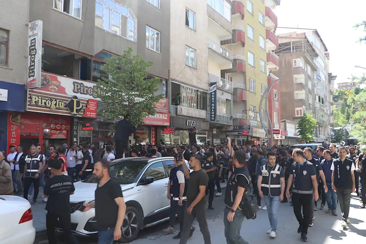 Hakkari'de DEM Parti'li milletvekilleri oturma eylemine devam ediyor; yürüyüşe müdahale (2)
