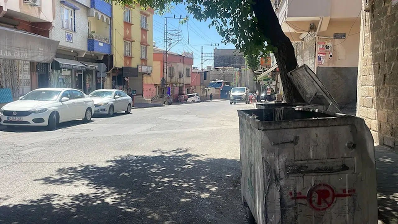 Çöp konteynerinde boğazından bıçaklanmış cesedi bulunan kadını, eşi öldürmüş