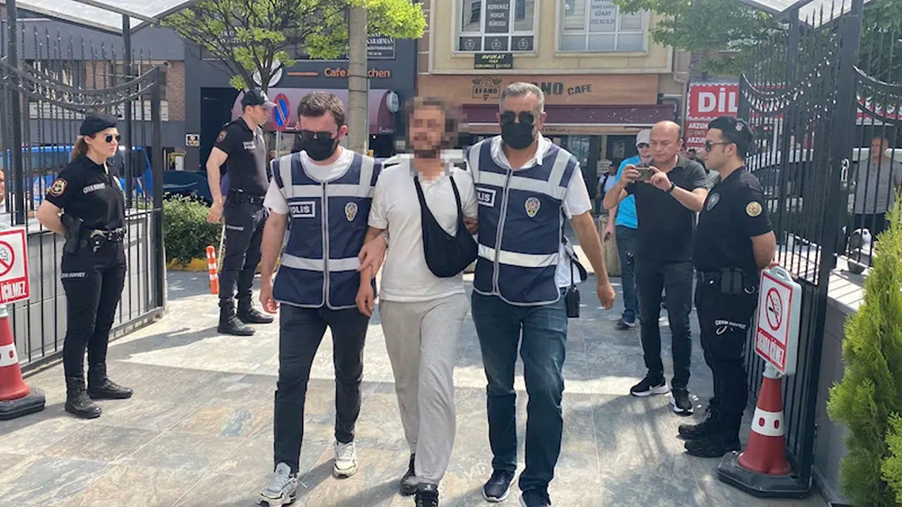 İki camiye girip, Kur'an-ı Kerim'lere zarar veren şüpheliye gözaltı