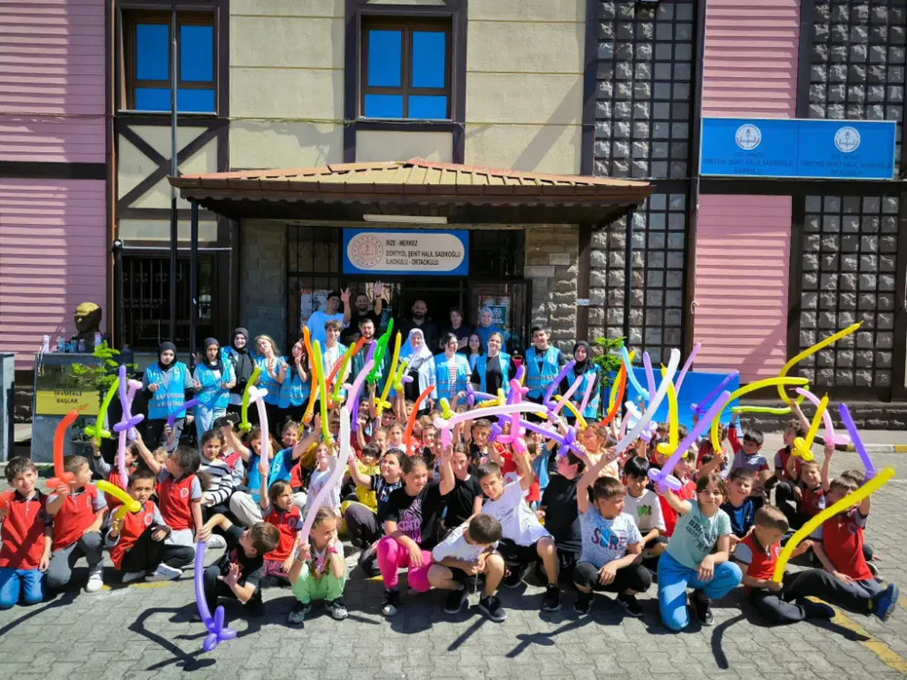 RİBEGEM'in Müzik ve Tiyatral Gösterileri Köy Okulundaki Çocukları Mutlu Etti!