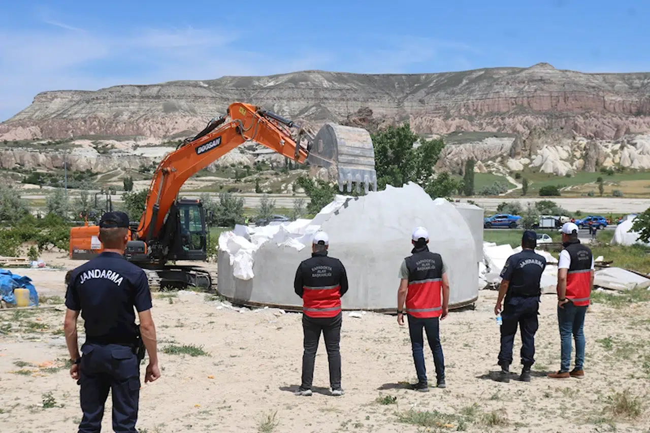 Kapadokya'da 13 kaçak yapı yıkıldı
